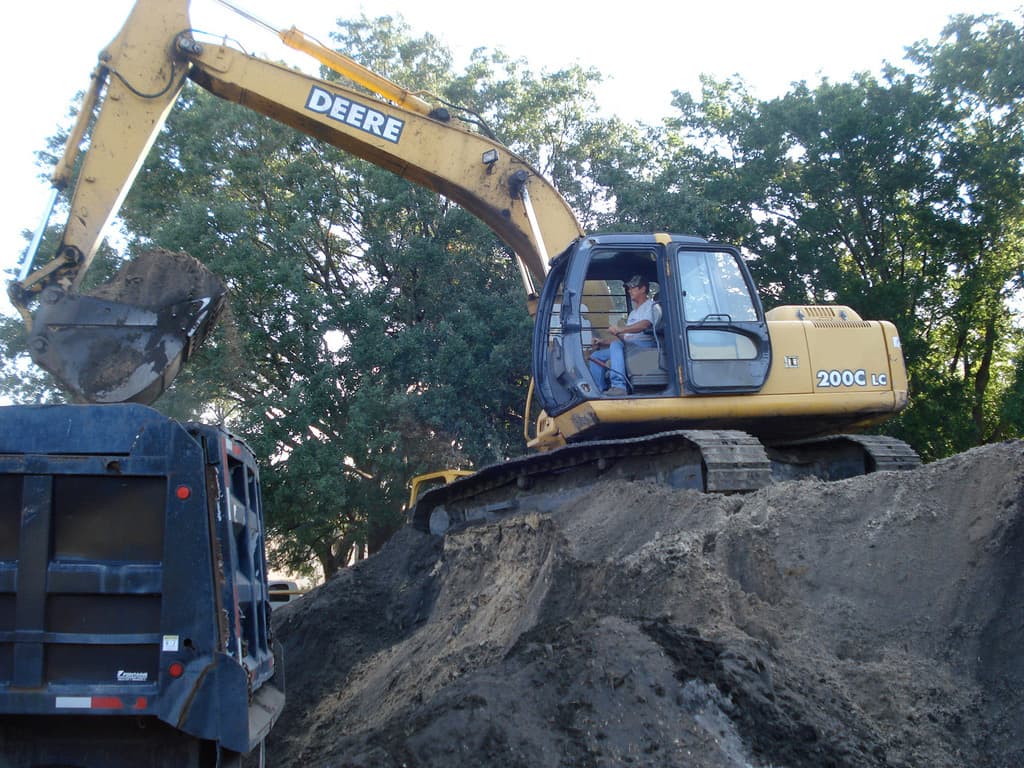Fill dirt loading in Pinellas County